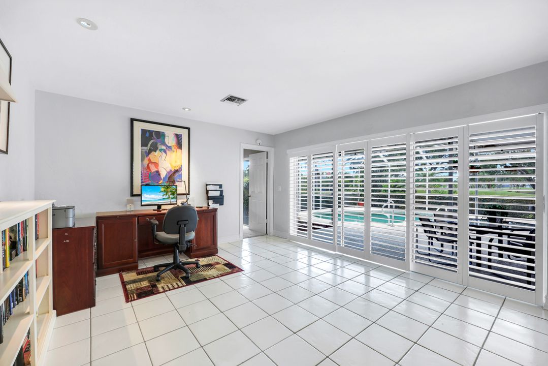 211 Pine Valley Cir, Naples, FL 34113