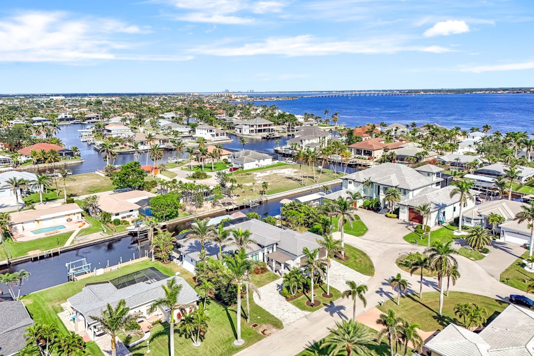 1135 Lorraine Ct, Cape Coral, FL 33904