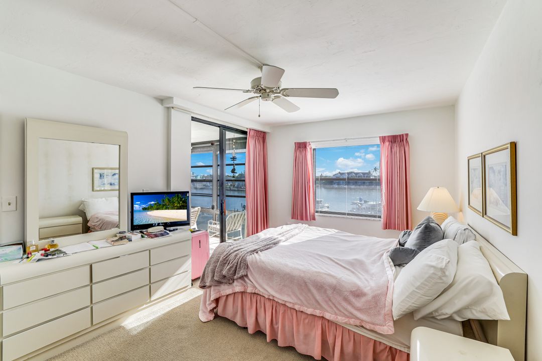 271 Southbay Dr #240, Naples, FL 34108