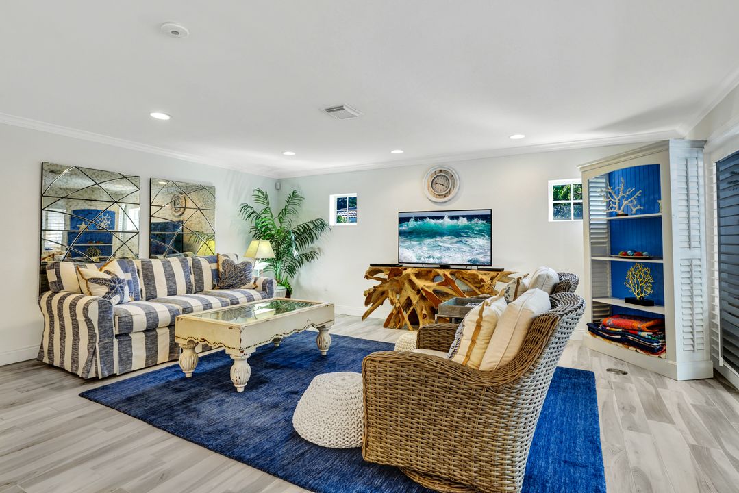 735 Old Trail Dr, Naples, FL 34103