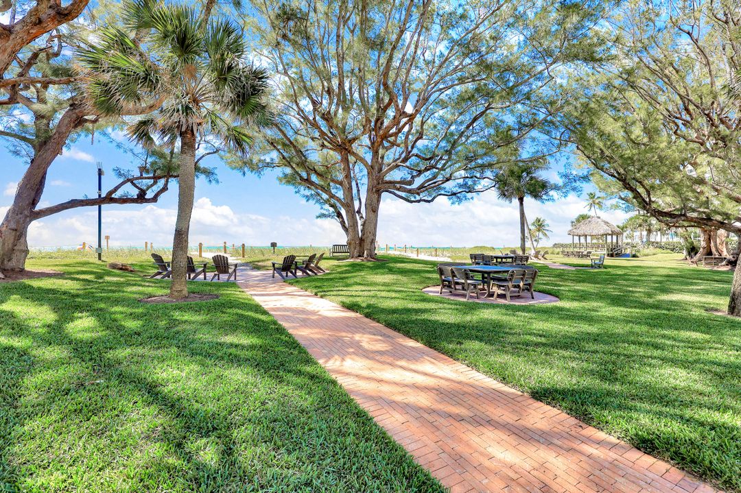 2000 Alamanda Dr #104, Naples, FL 34102