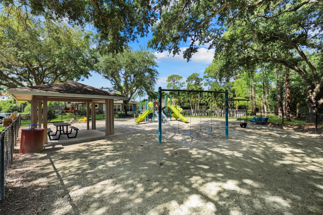 1243 Briarwood Ct, Naples, FL 34104