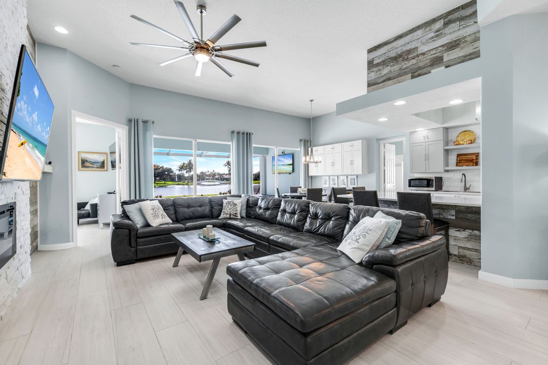 4338 Queen Elizabeth Way, Naples, FL 34119