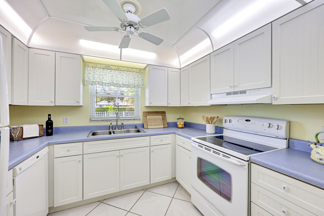 2000 Alamanda Dr #104, Naples, FL 34102