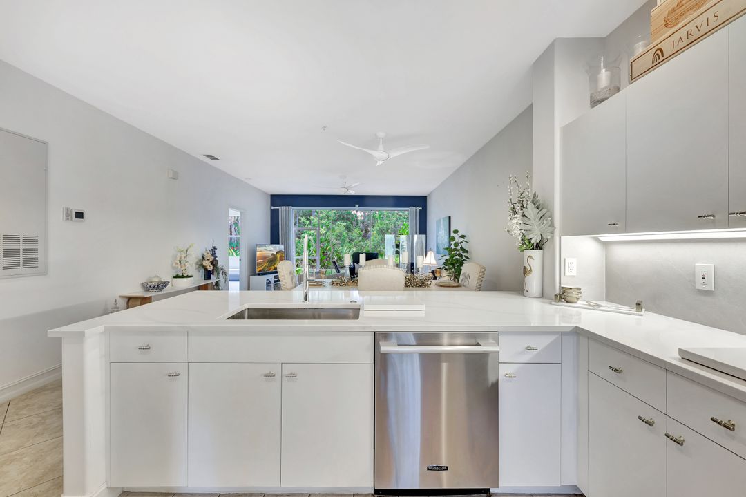 1045 Tarpon Cove Dr #102, Naples, FL 34110