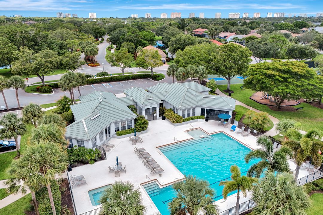 7052 Timberland Cir, Naples, FL 34109
