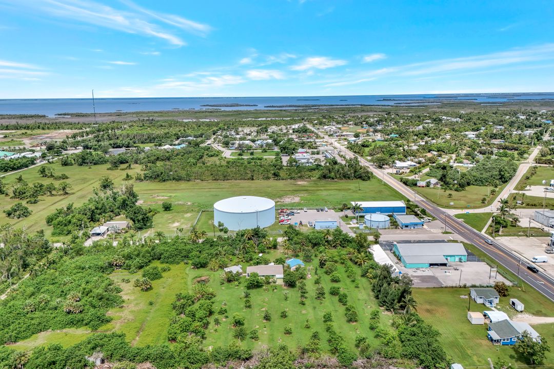 10464 Betsy Pkwy, Saint James City, FL 33956