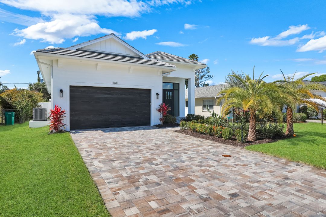 668 93rd Ave N, Naples, FL 34108