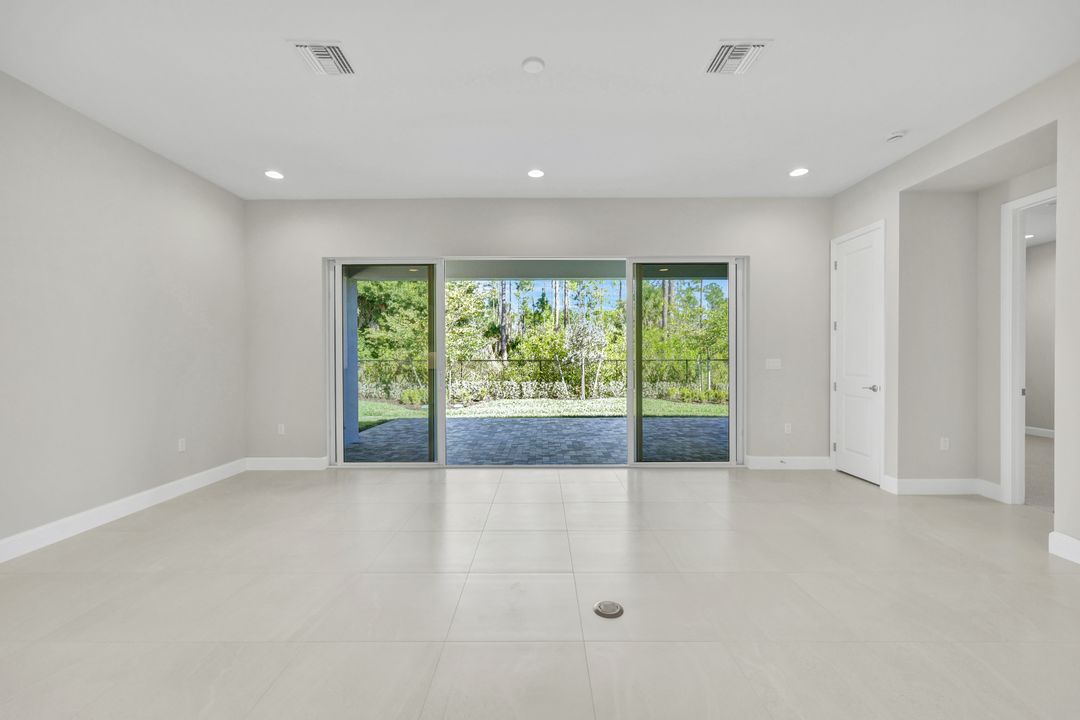 2581 Kingfisher Dr, Naples, FL 34112