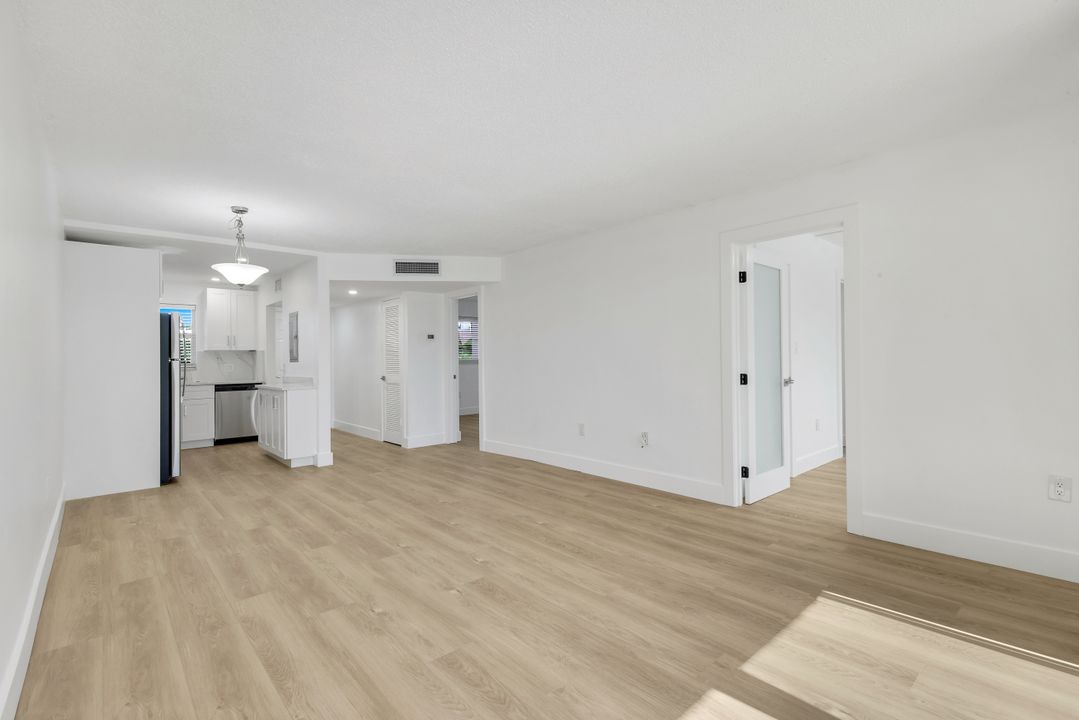 225 Turtle Lake Ct #209, Naples, FL 34105