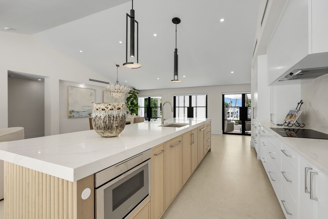 1095 Sandpiper St, Naples, FL 34102