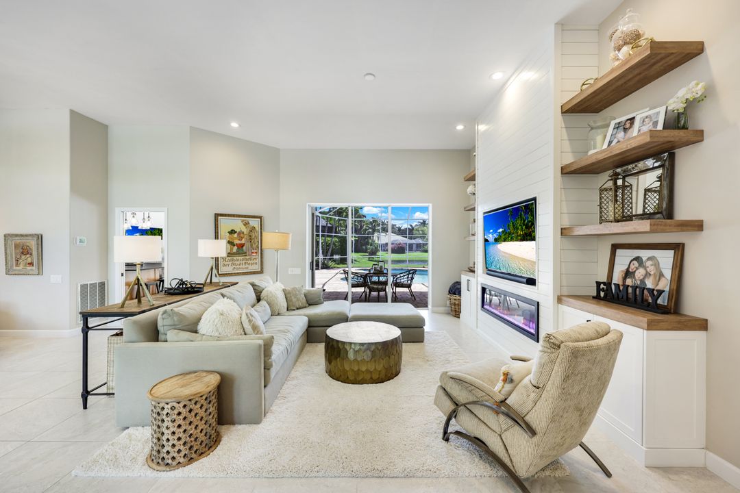 7998 Beaumont Ct, Naples, FL 34109