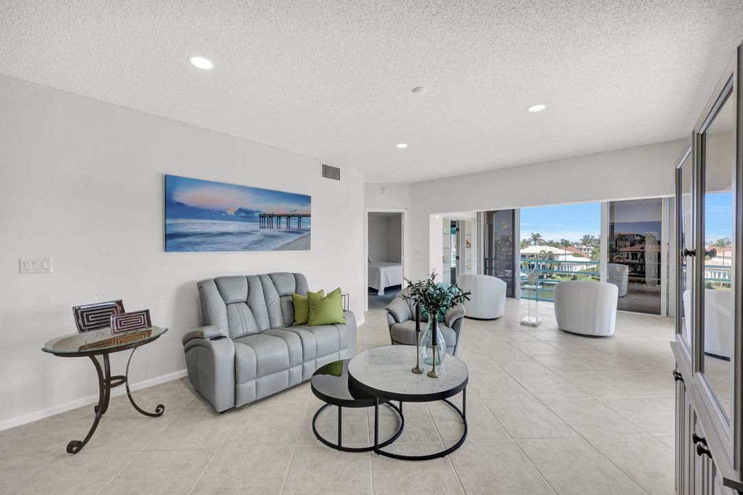 255 Park Shore Dr #341, Naples, FL 34103