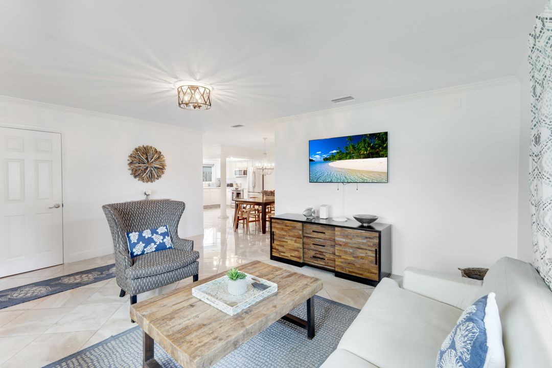 636 98th Ave N, Naples, FL 34108