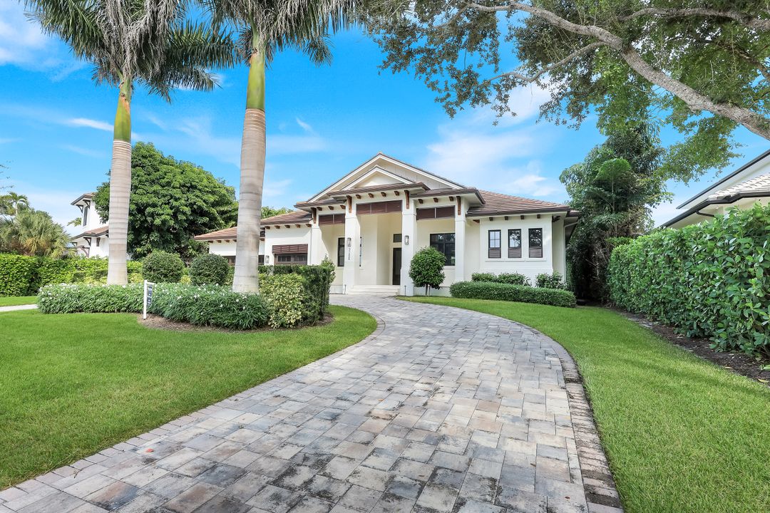 3200 Crayton Rd, Naples, FL 34103