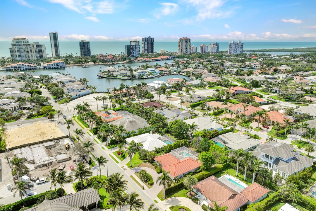 529 Neapolitan Way, Naples, FL 34103