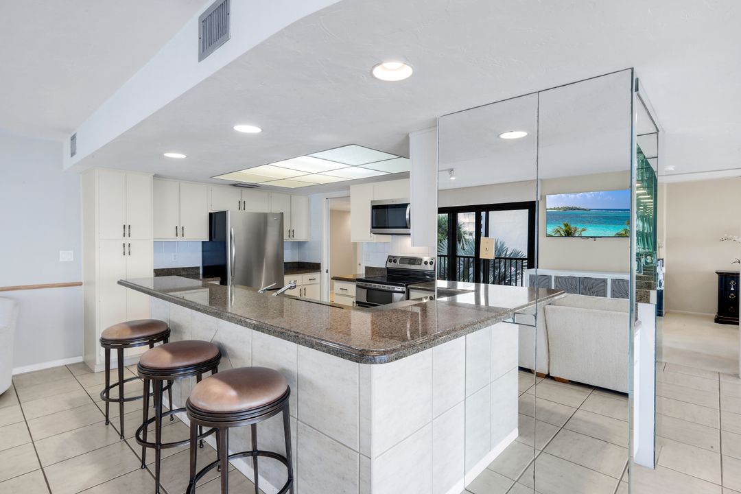 9653 Gulf Shore Dr #303, Naples, FL 34108