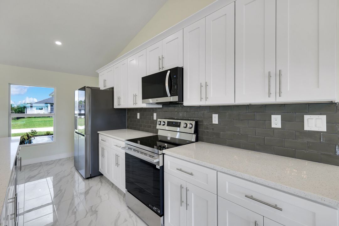 2622 NE 1st Pl, Cape Coral, FL 33909