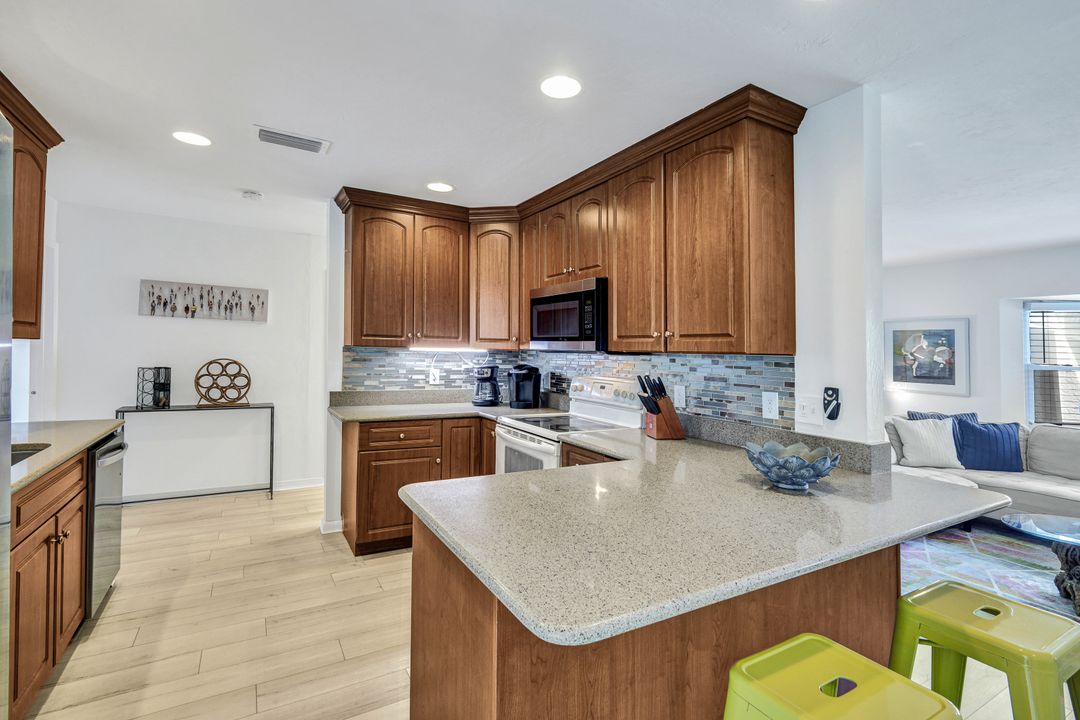 576 93rd Ave N, Naples, FL 34108