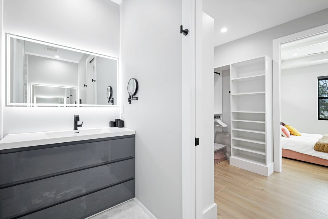 60 Liberty Ln, Naples, FL 34112