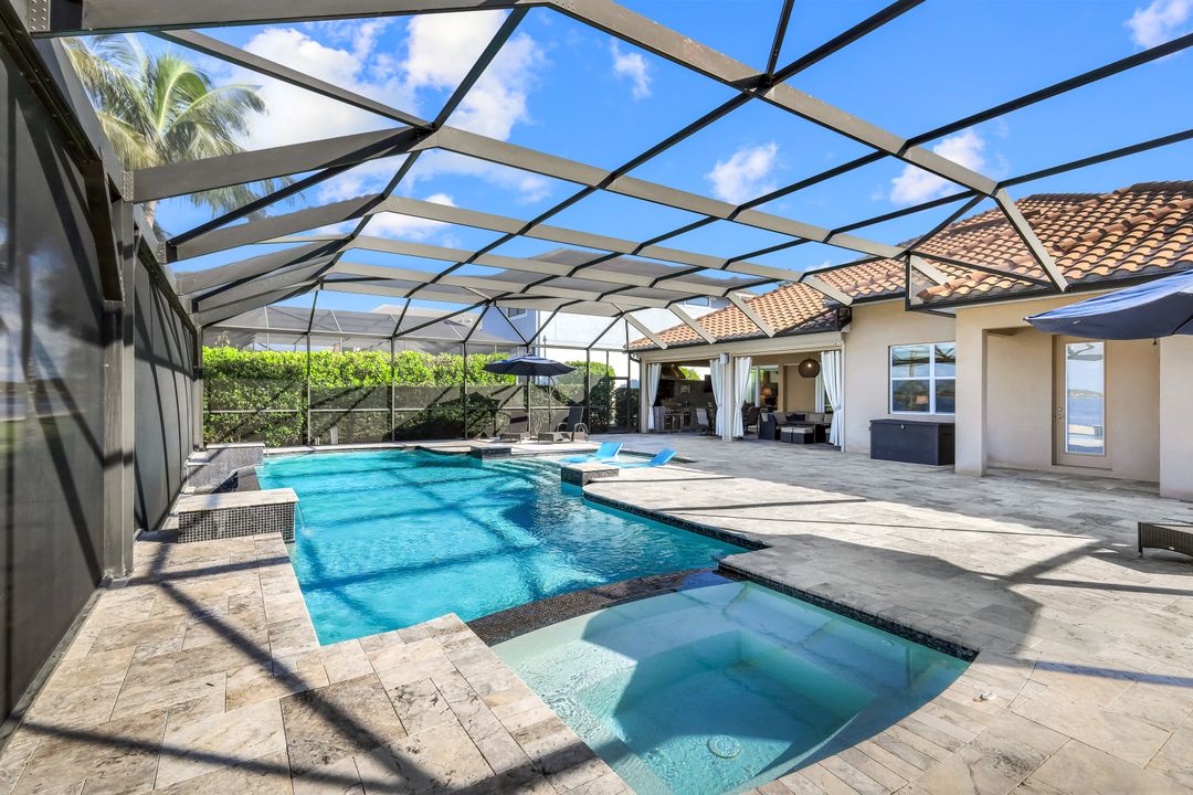 9075 Breakwater Dr, Naples, FL 34120