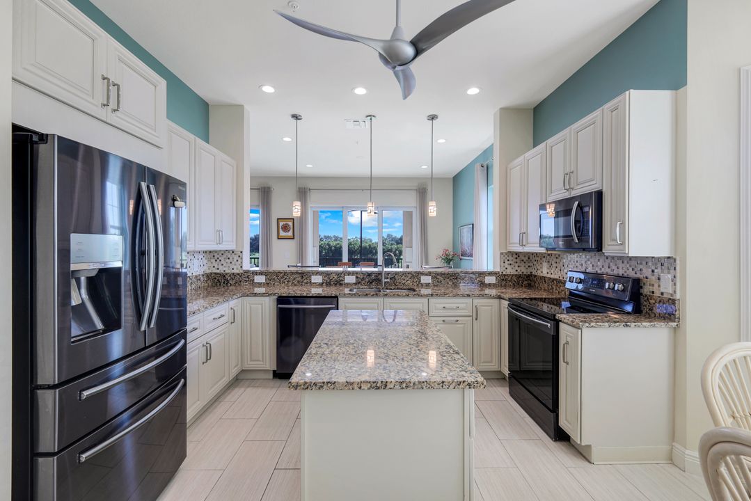 608 El Camino Real  #202, Naples, FL 34119