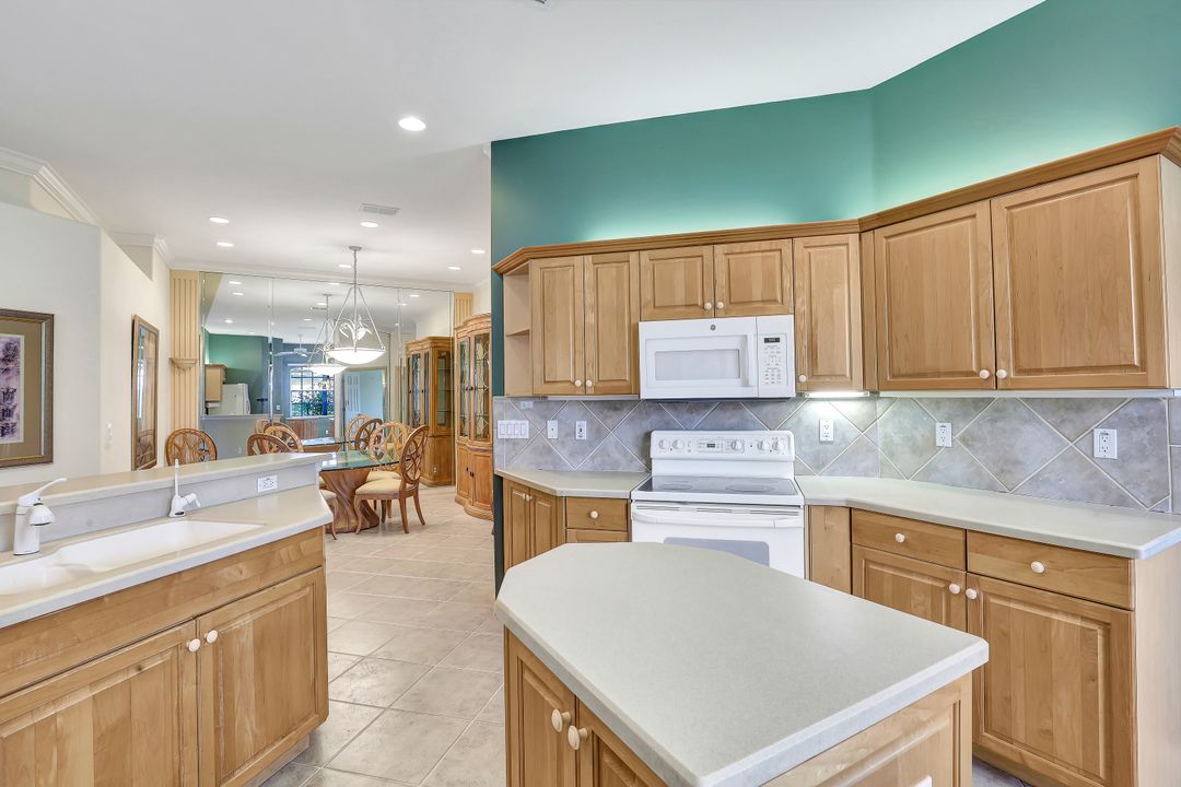 12715 Fox Ridge Dr, Bonita Springs, FL 34135