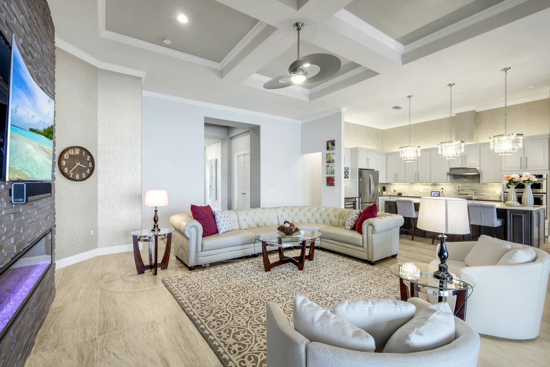 9075 Breakwater Dr, Naples, FL 34120