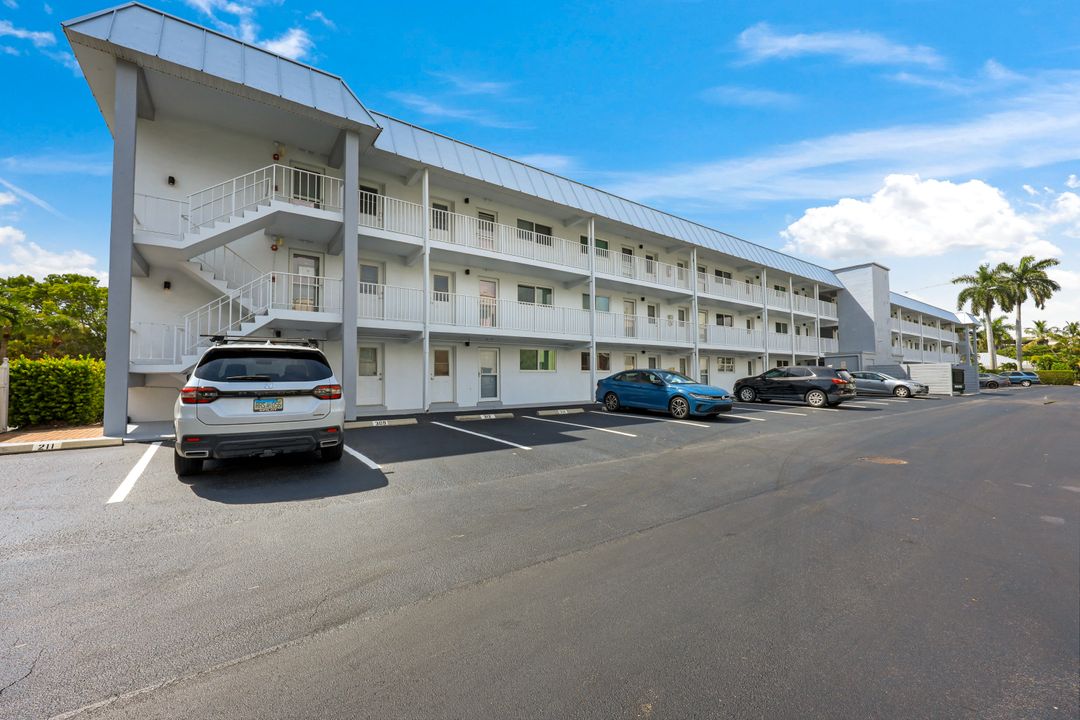 72 7th St S #106, Naples, FL 34102
