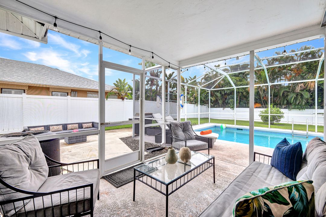 576 93rd Ave N, Naples, FL 34108