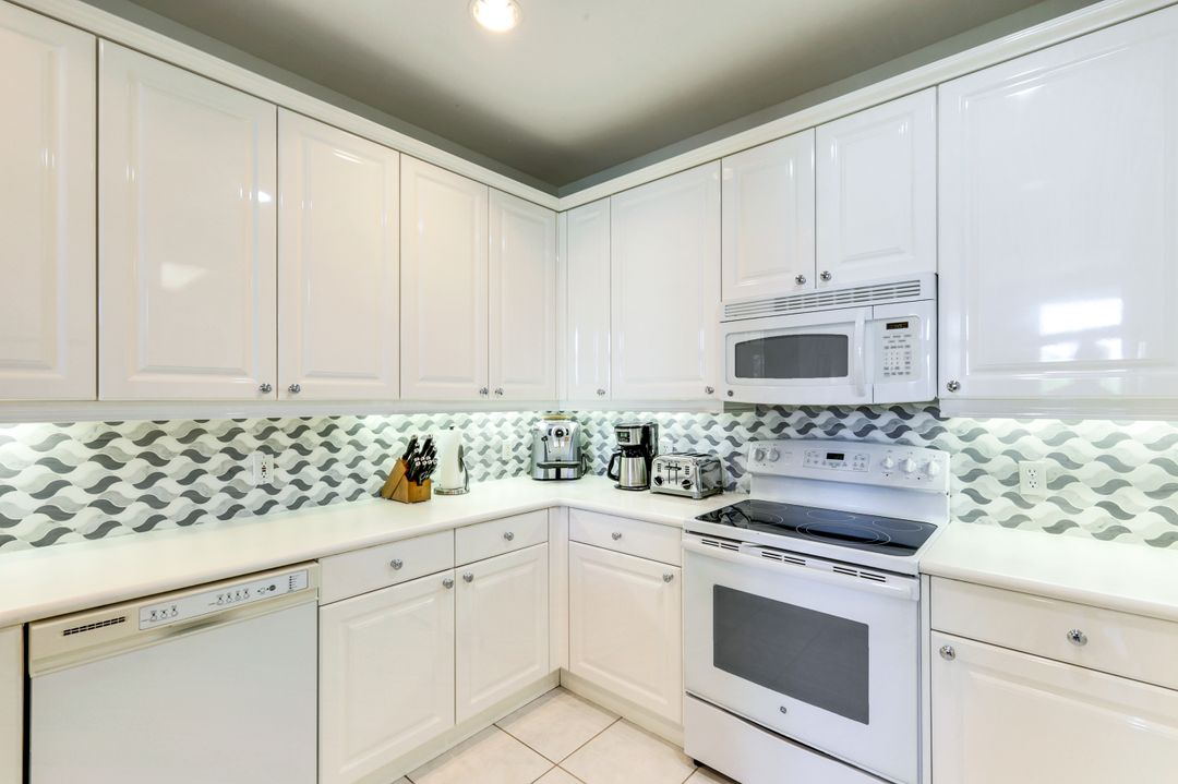 375 5th Ave S #305, Naples, FL 34102