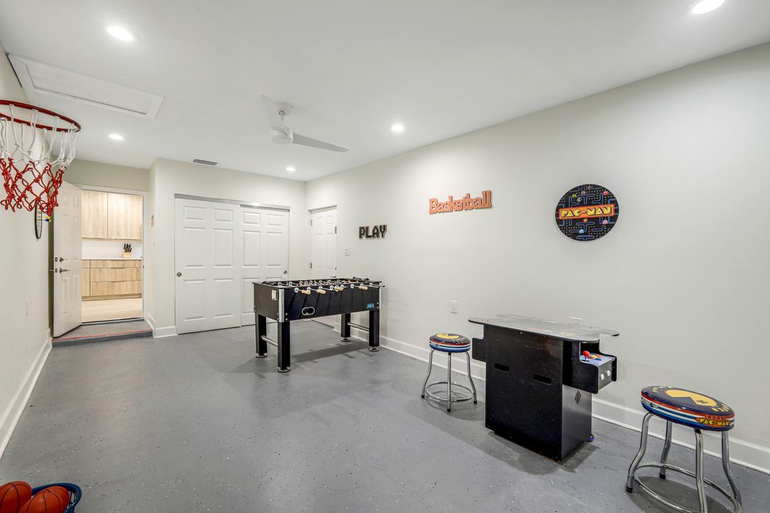 590 92nd Ave N, Naples, FL 34108