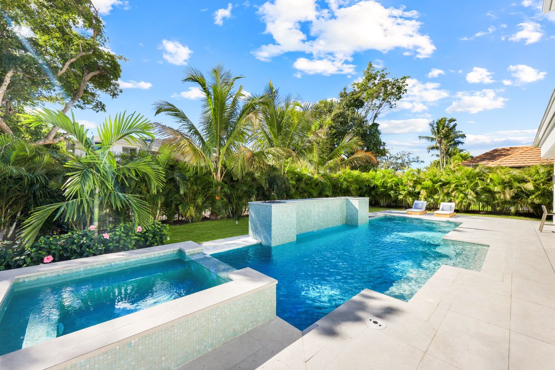 726 Riviera Dr, Naples, FL 34103