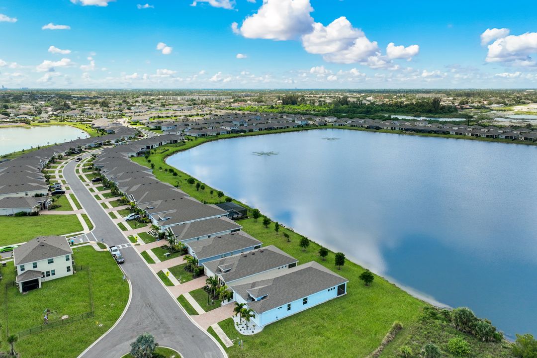950 Stonewater Lk Ter, Cape Coral, FL 33993