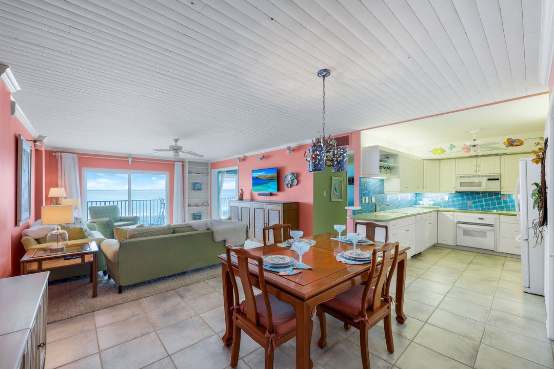1977 Gulf Shore Blvd N #303, Naples, FL 34102