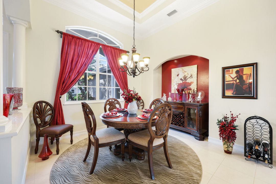 5926 Amberwood Dr, Naples, FL 34110