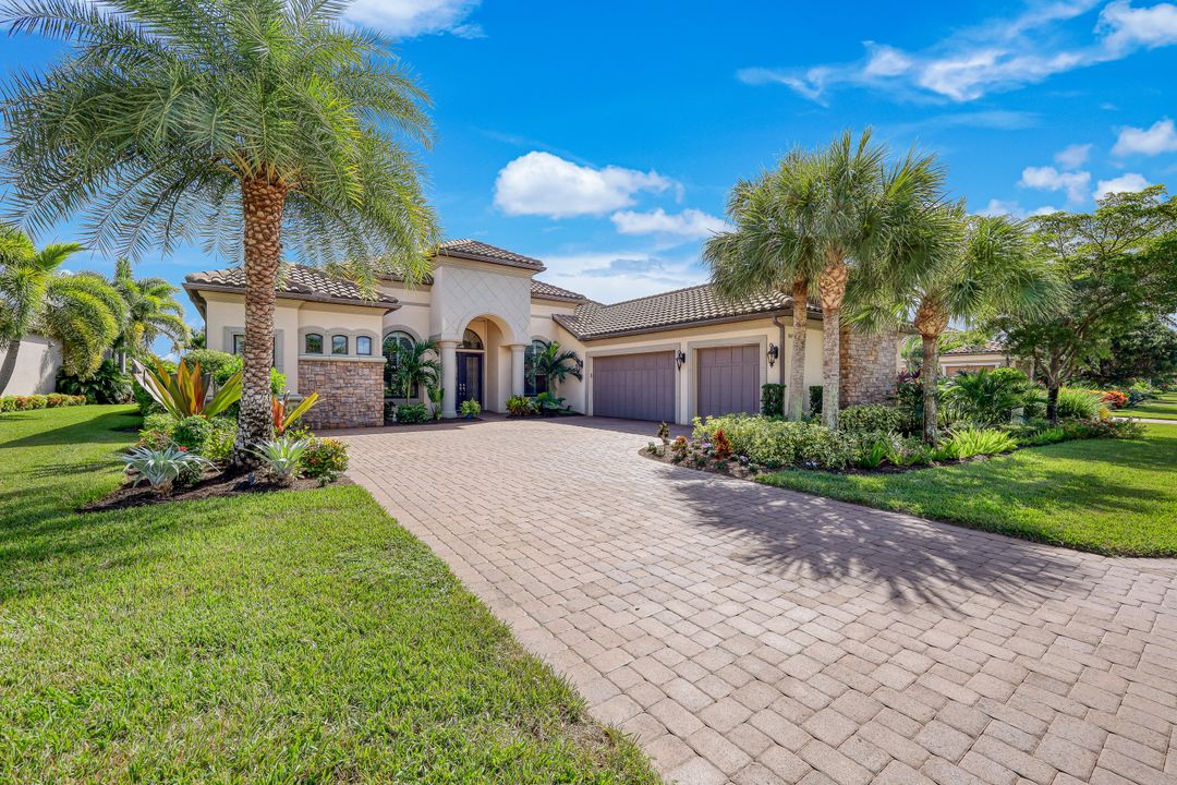 8678 Amour Ct, Naples, FL 34119