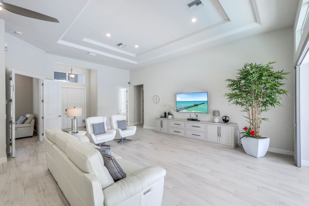 8959 Redonda Dr, Naples, FL 34114