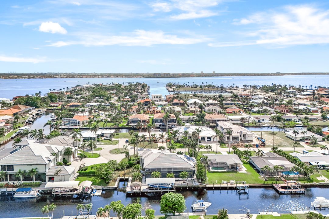 1135 Lorraine Ct, Cape Coral, FL 33904