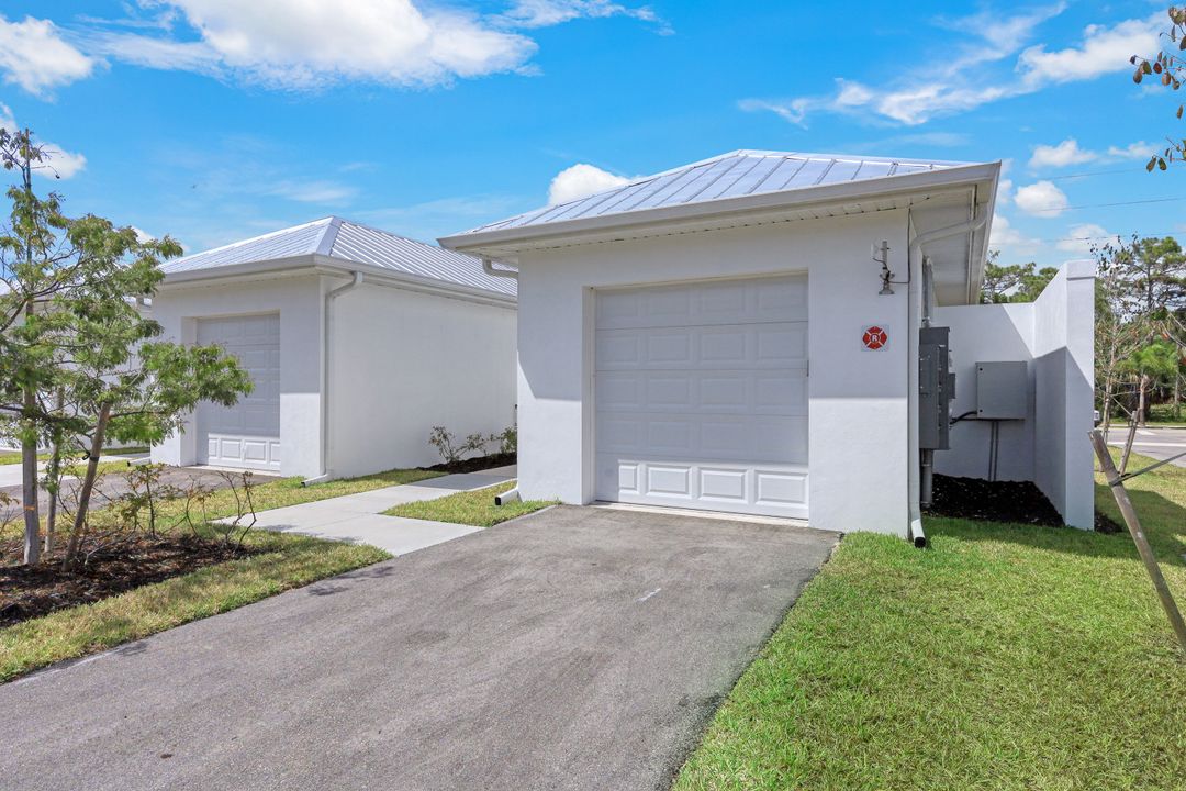3040 Thomasson Dr, Naples, FL 34112