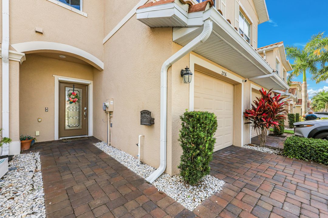 2736 Blossom Wy, Naples, FL 34120