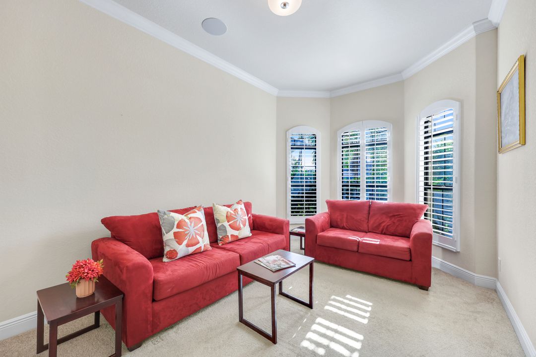 10101 Florence Cir, Naples, FL 34119