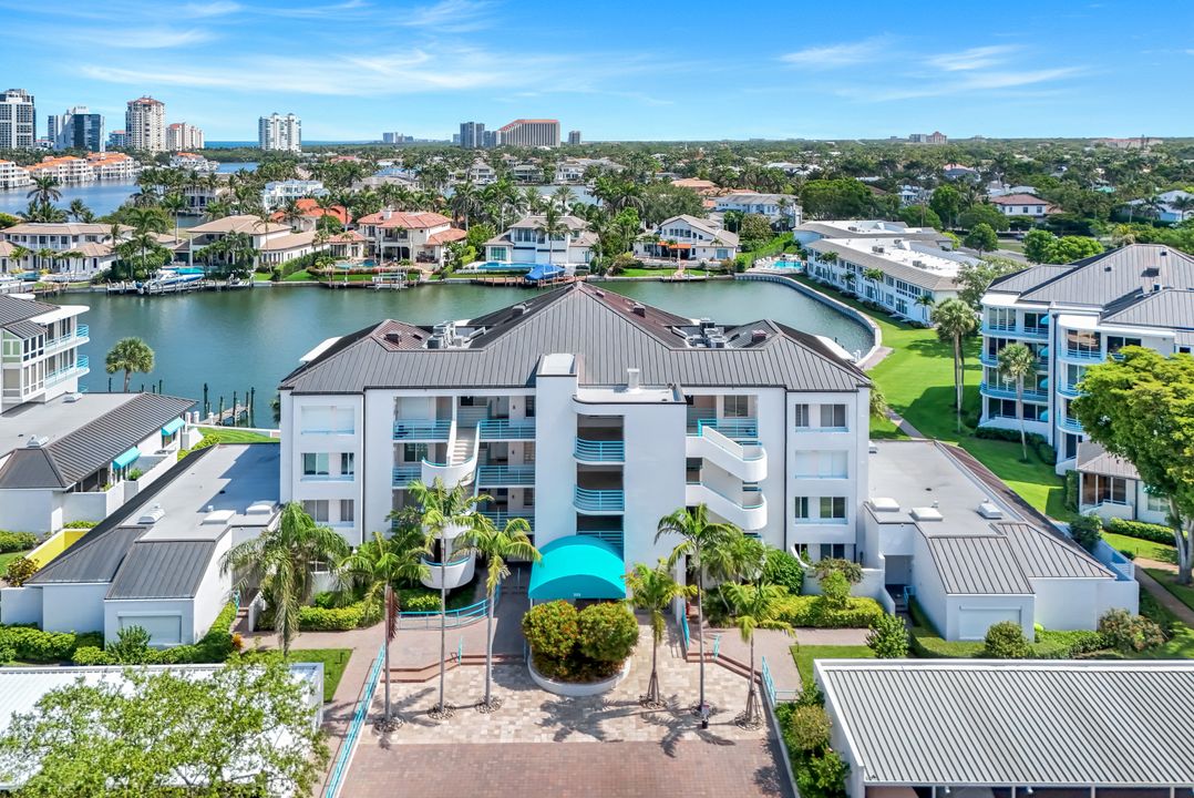 305 Park Shore Dr, Naples, FL 34103