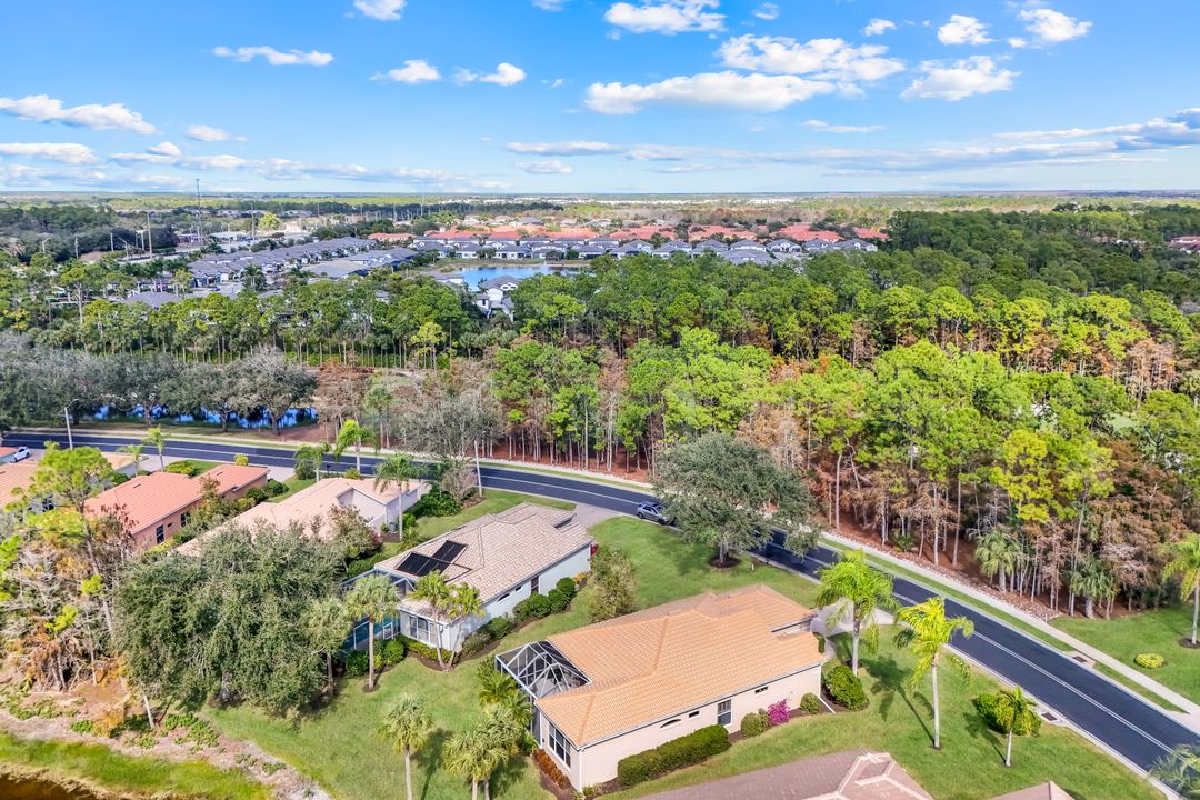 462 Preswick Ln, Naples, FL 34120