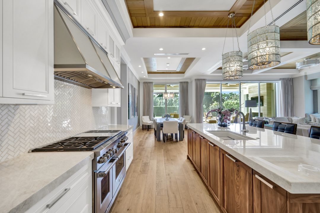 6892 Leeward Wy, Naples, FL 34109