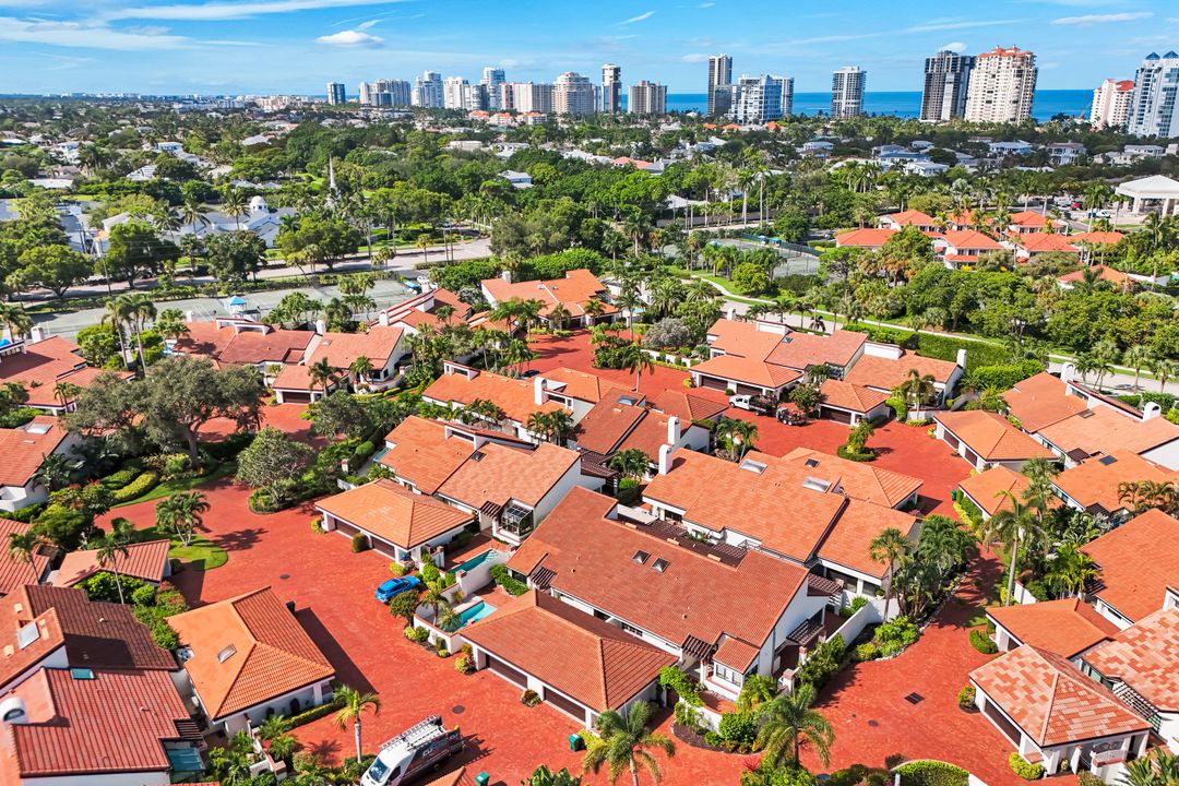 529 Bay Villas Ln, Naples, FL 34108
