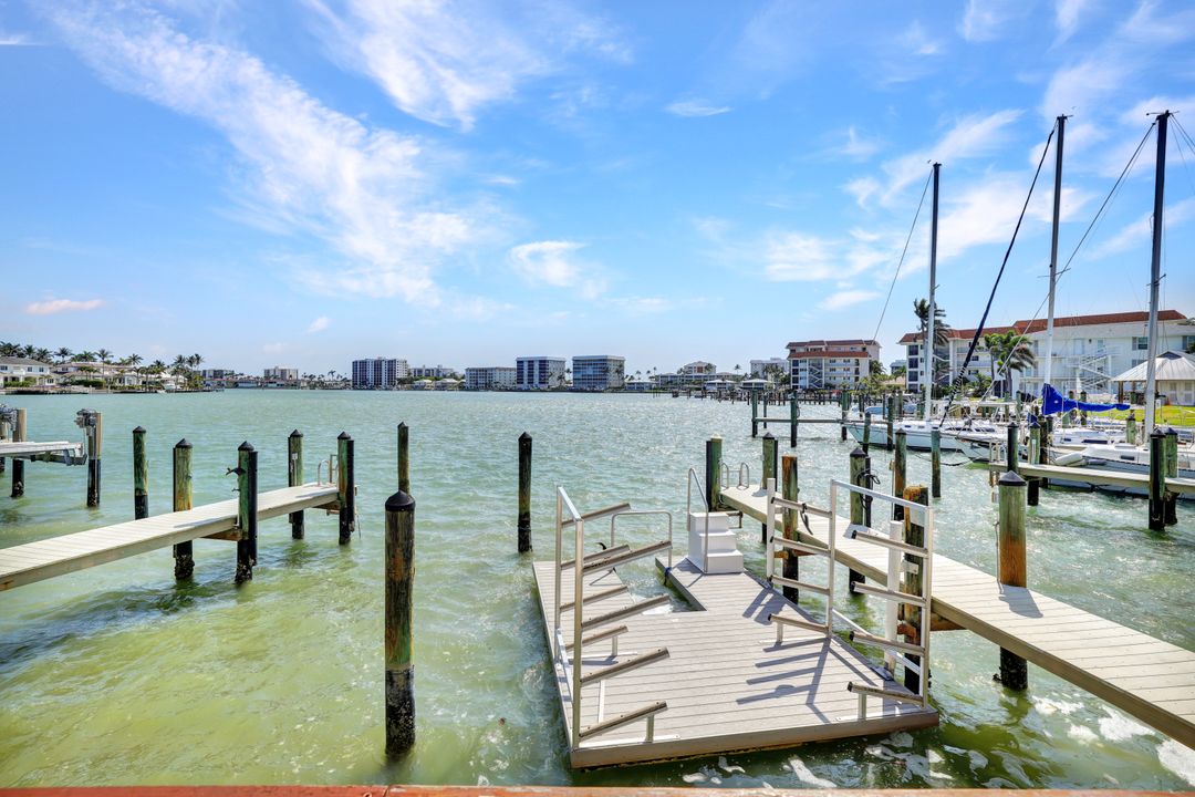 386 Harbour Dr, Naples, FL 34103
