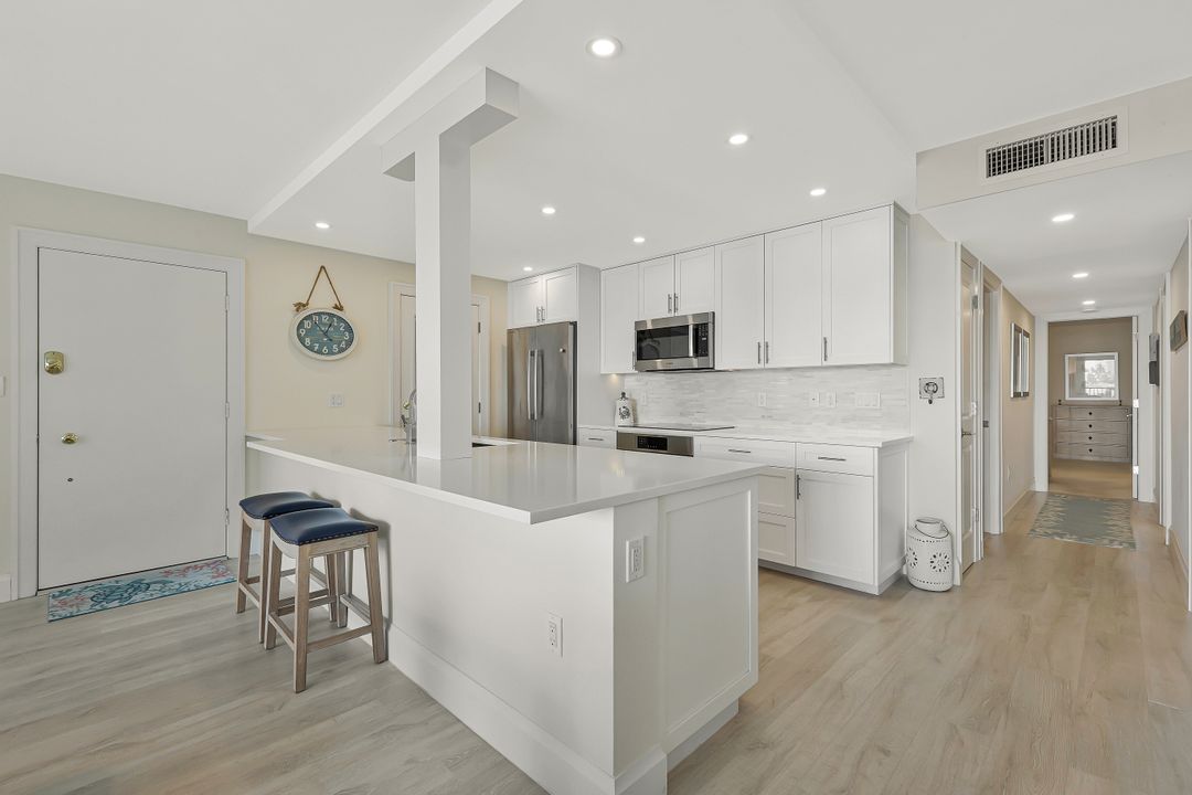 222 Harbour Dr #407, Naples, FL 34103