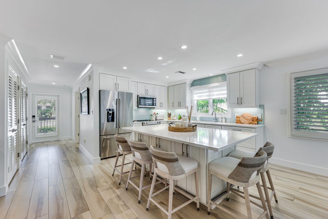 225 5th Ave S #104, Naples, FL 34102