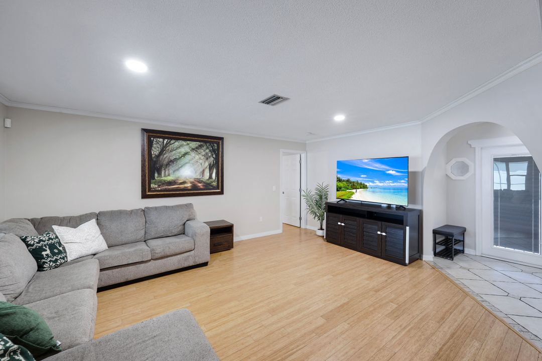 4548 SE 11th Pl, Cape Coral, FL 33904
